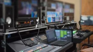 Publicyści TVP i ich oburzające zarobki (FOTO: canva.com)