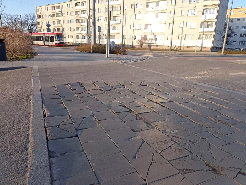 Skrzyżowanie na Stogach - ulice: Sienna, Stryjewskiego (FOTO: wbijamszpile.pl)