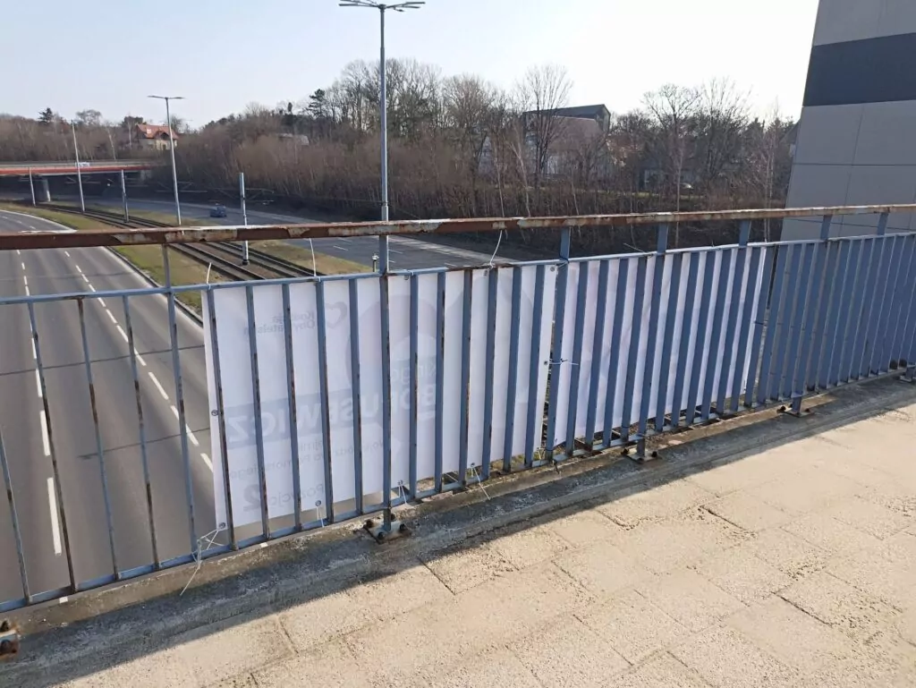 Kampanijne plakaty nad Trasą W-Z (FOTO: wbijamszpile.pl)