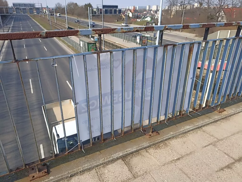 Kampanijne plakaty nad Trasą W-Z (FOTO: wbijamszpile.pl)