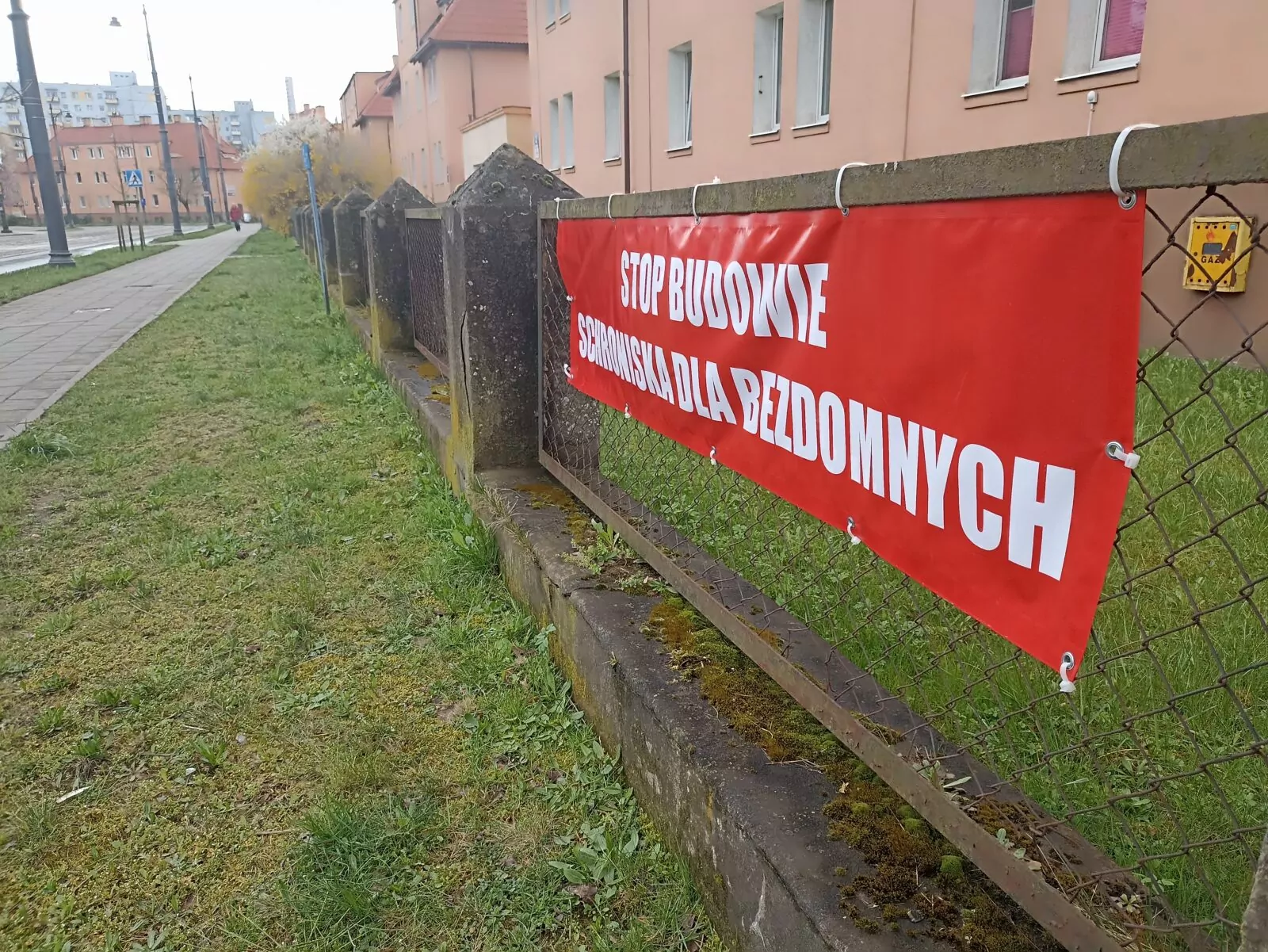 Mieszkańcy Przeróbki nie chcą schroniska dla bezdomnych. Wywiesili bannery (FOTO: wbijamszpile.pl)