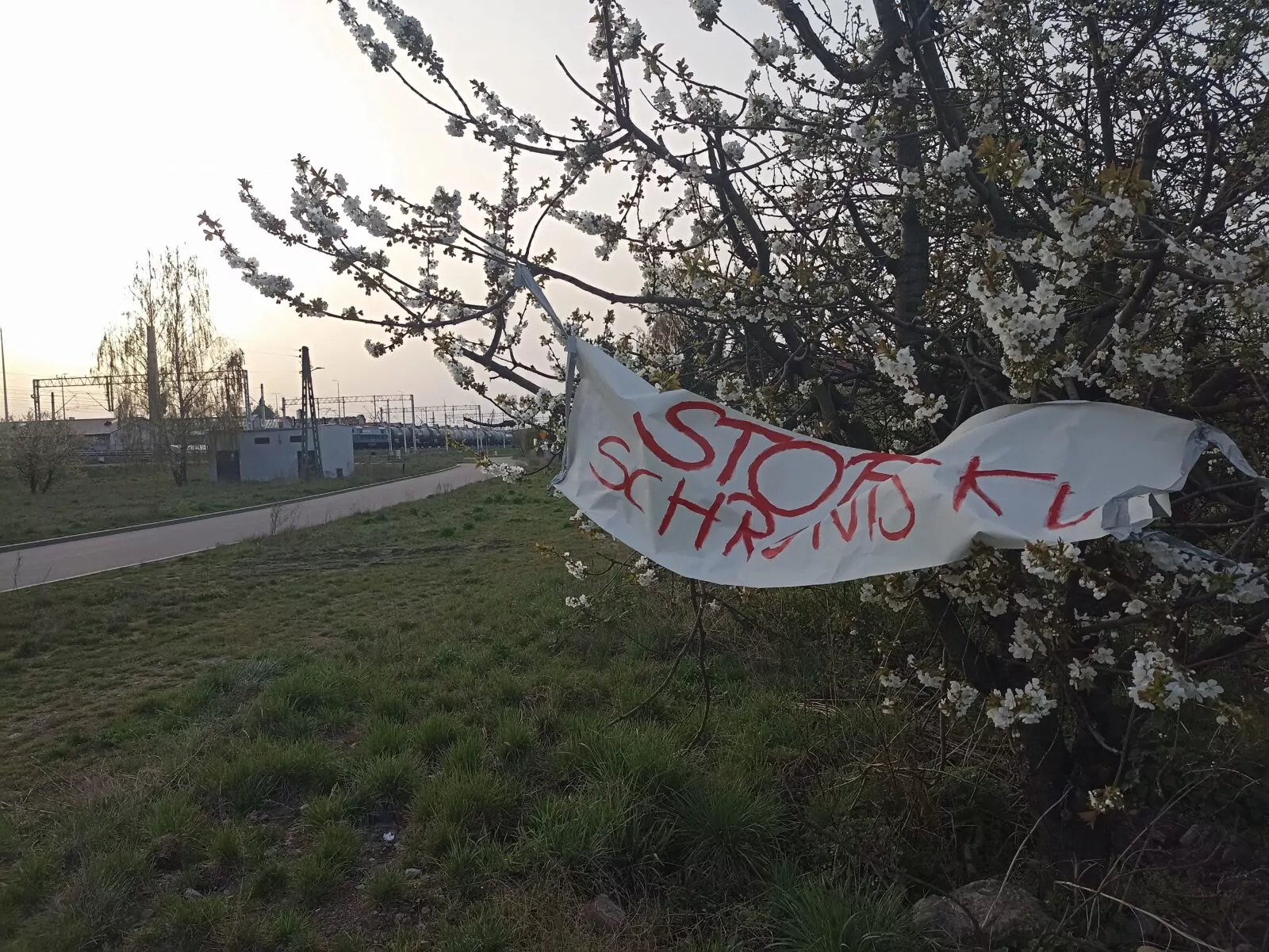 Urzędnicy miasta Gdańska spotkali się z mieszkańcami gdańskiej Przeróbki. Powód? Plan budowy przy ul. Siennickiej w dzielnicy Przeróbka schroniska dla osób pozostających w kryzysie bezdomności (FOTO: wbijamszpile.pl)