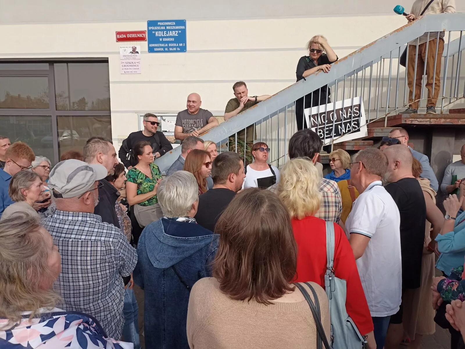 Urzędnicy miasta Gdańska spotkali się z mieszkańcami gdańskiej Przeróbki. Powód? Plan budowy przy ul. Siennickiej schroniska dla osób pozostających w kryzysie bezdomności (FOTO: wbijamszpile.pl)