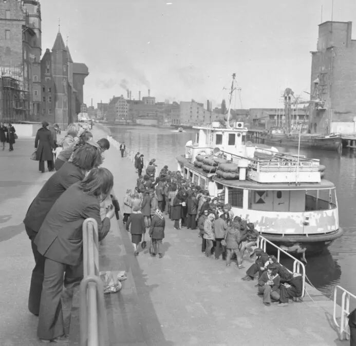 Widok na ulicę św. Ducha od ul. Mydlarskiej, kwiecień 1974 Fot. Marek Zarzecki