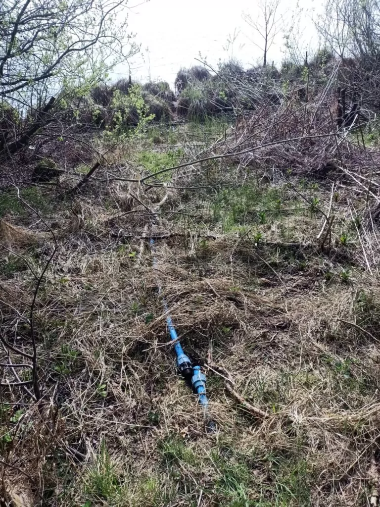 Węże prowadzą do okolicznych posesji (FOTO: czytelnik wbijamszpile.pl)