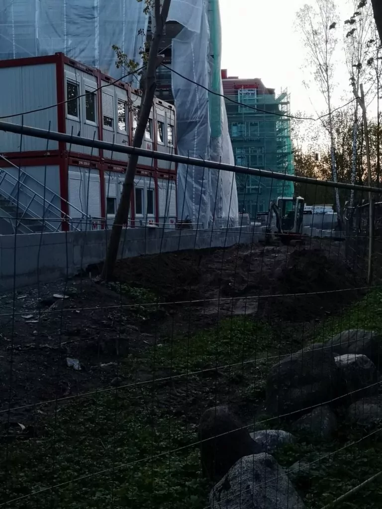 Sąsiedztwo powstającego osiedla (FOTO: czytelnik/wbijamszpile.pl)