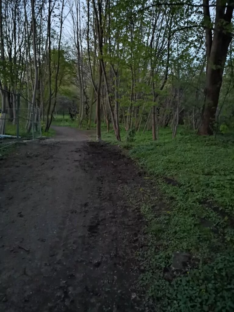 Sąsiedztwo powstającego osiedla (FOTO: czytelnik/wbijamszpile.pl)