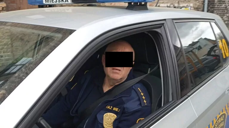 Strażnik miejski złapany na zakupach służbowym autem w Gdańsku (FOTO: wbijamszpile.pl)