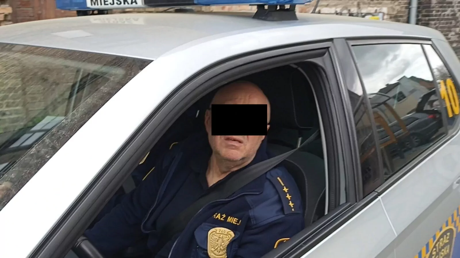 Strażnik miejski złapany na zakupach służbowym autem w Gdańsku (FOTO: wbijamszpile.pl)