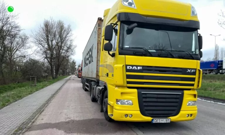 Droga rowerowa czy parking dla TIR-ów? Problem ulicy Sucharskiego w Gdańsku (FOTO: czytelnik/wbijamszpile.pl)