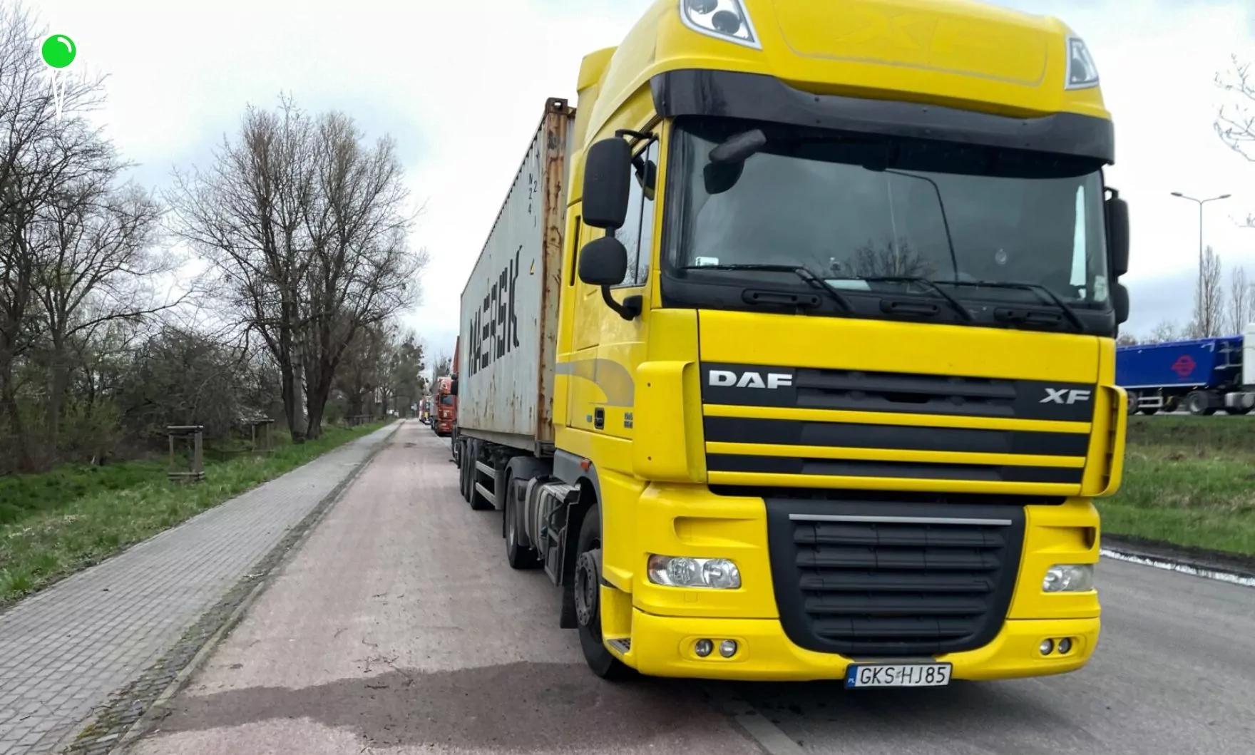 Droga rowerowa czy parking dla TIR-ów? Problem ulicy Sucharskiego w Gdańsku (FOTO: czytelnik/wbijamszpile.pl)