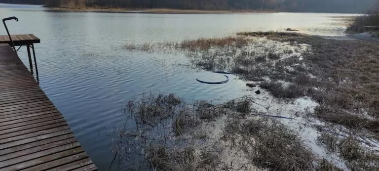 Tajemniczy spadek poziomu wody w Jeziorze Głębokim na Kaszubach (FOTO: czytelnik/wbijamszpile.pl)