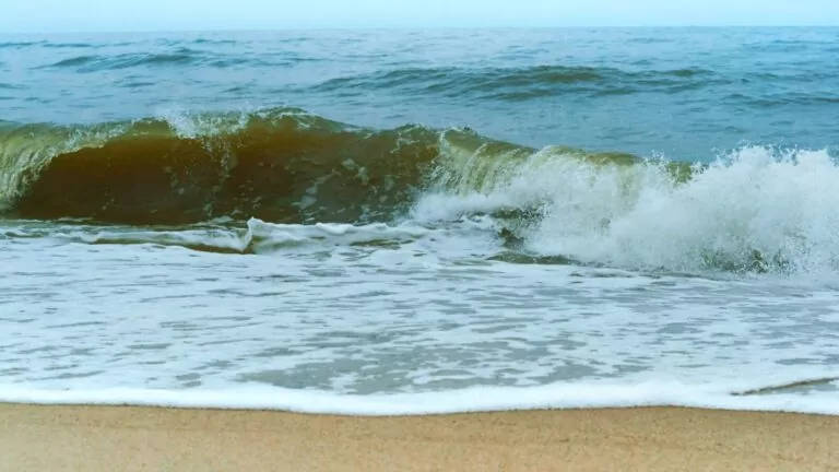 Ostrzeżenie przed sztormem na Bałtyku - 14 kwietnia 2024 (FOTO: canva.com)