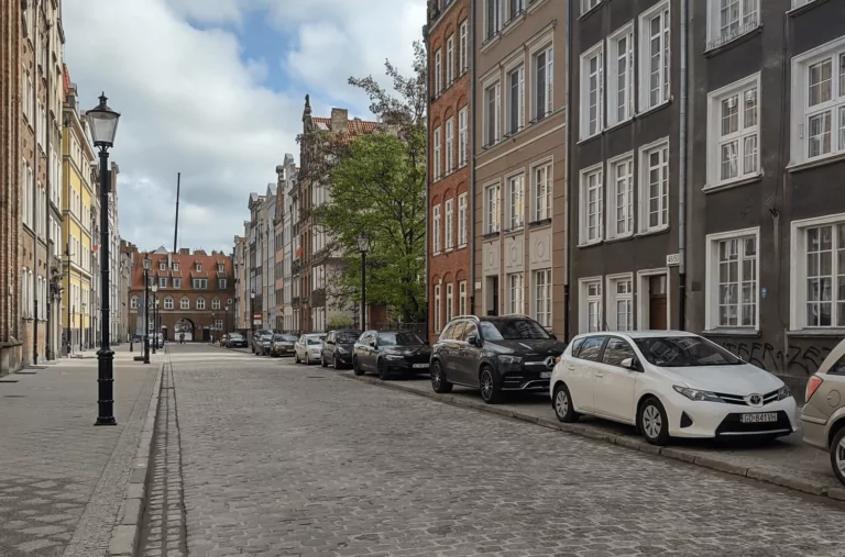 Brak miejsc parkingowych na ulicy Ogarnej w Gdańsku (FOTO: Wacław czytelnik wbijamszpile.pl)