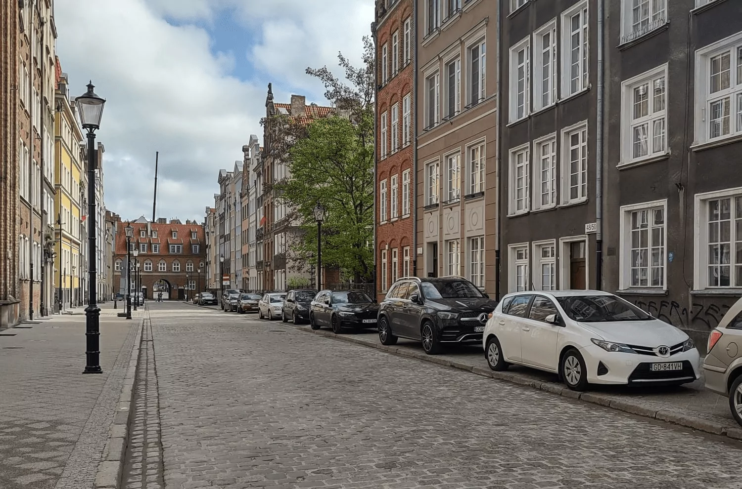 Brak miejsc parkingowych na ulicy Ogarnej w Gdańsku (FOTO: Wacław czytelnik wbijamszpile.pl)