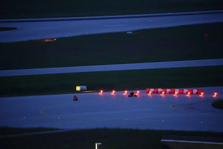 Ostatnie pokolenie sparaliżowało lotnisko w Monachium (FOTO: x.com/AufstandLastGen)