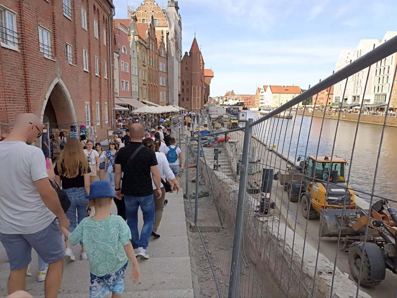 Piesi chodzą po szutrowych chodnikach (FOTO: wbijamszpile.pl)