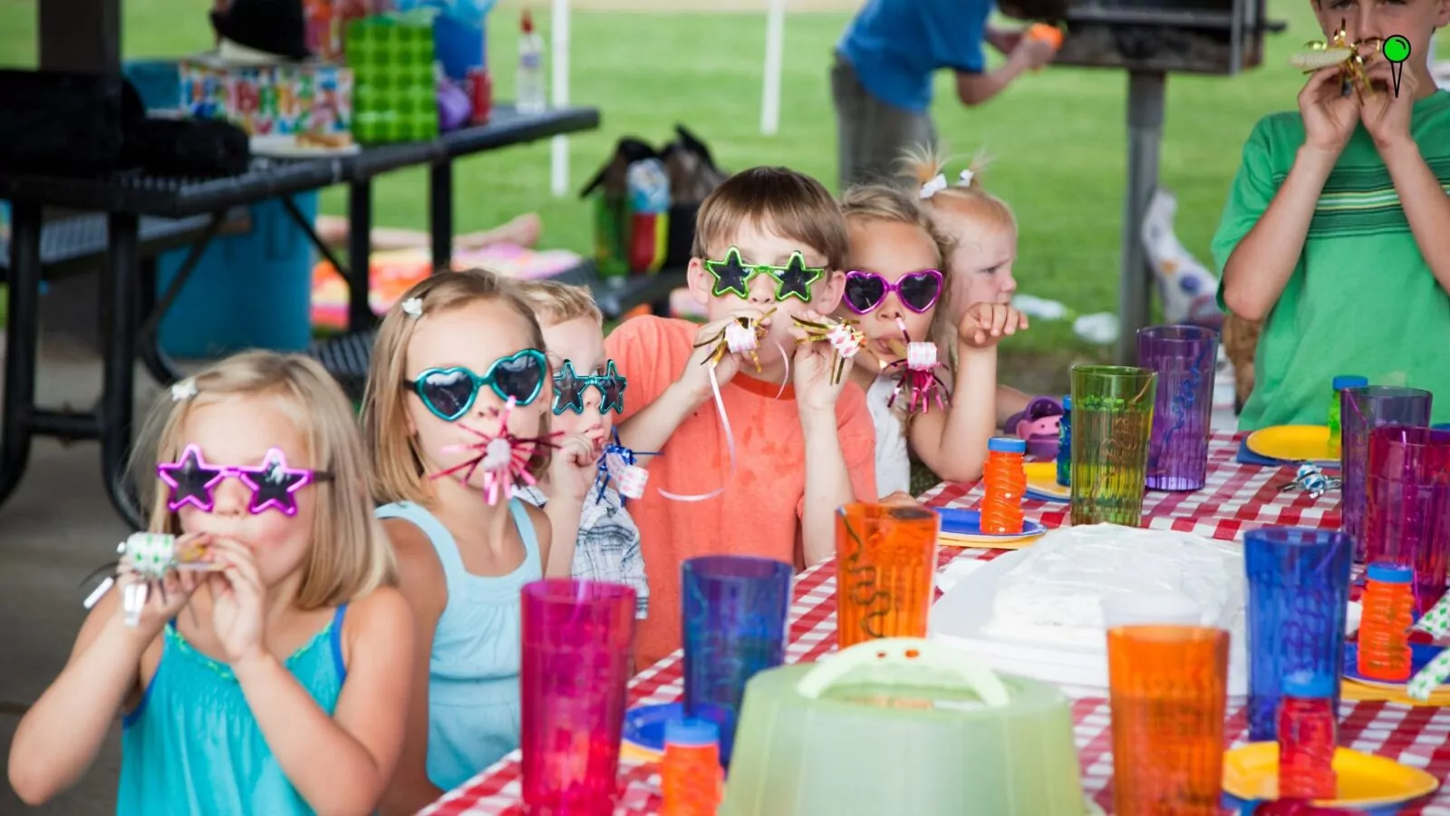 Oto kilka praktycznych porad i inspiracji, które pomogą Ci zorganizować niezapomniane przyjęcie dla dzieci (FOTO: canva.com)