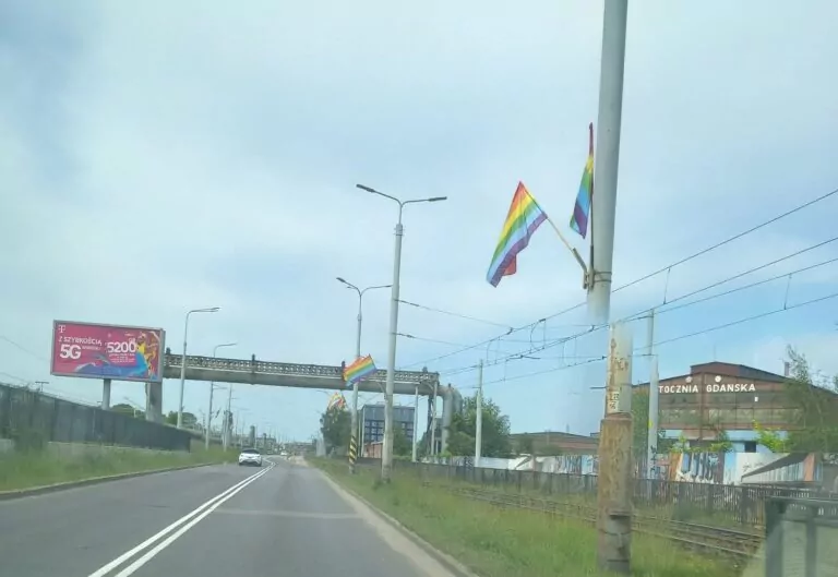 Tęczowe flagi na miejskich słupach - Marsz Równości w Gdańsku (FOTO: wbojamszpile.pl)