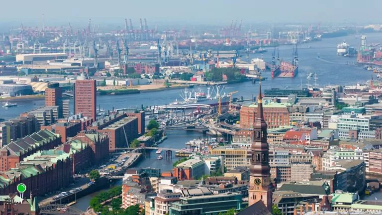 Niemcy mają problem. Ich porty są w głębokim kryzysie. Port w Hamburgu. (FOTO: canva.com)