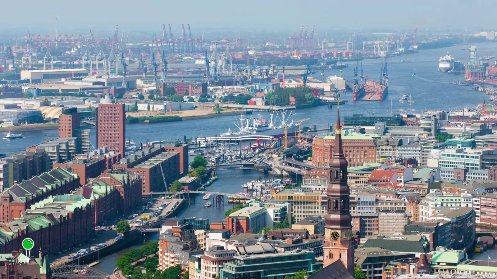 Niemcy mają problem. Ich porty są w głębokim kryzysie. Port w Hamburgu. (FOTO: canva.com)