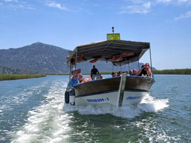Dalyan w Turcji. Żółwie, kraby, kąpiele w błocie i grobowce w skale (FOTO: wbijamszpile.pl)