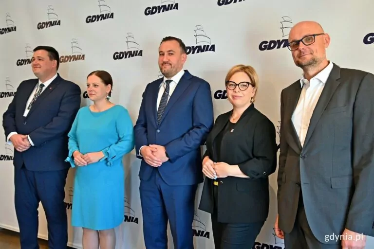 Nie będzie czterech wiceprezydentów Gdyni. Od lewej: Łukasz Kobus - sekretarz miasta i dyrektor Urzędu Miasta Gdyni, Aleksandra Kosiorek - prezydent Gdyni, Tomasz Augustyniak - nowo powołany wiceprezydent Gdyni oraz wiceprezydenci Oktawia Gorzeńska i Bartłomiej Austen (FOTO Magdalena Czernek/gdynia.pl)