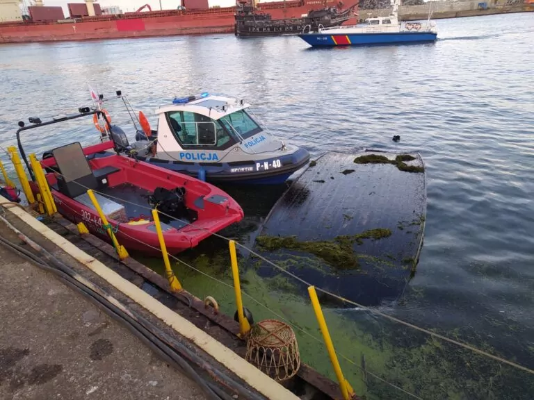 Prokuratura zakończyła śledztwo ws. wywrócenia jachtu Galar Gdański (FOTO: KWPSP Gdańsk)