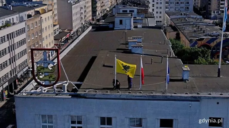 Flaga Kaszub zastąpiła flagę Ukrainy na Urzędzie Miasta Gdyni (FOTO: Konrad Maćkowiak/gdynia.pl )