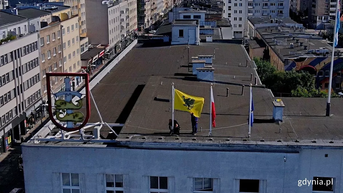 Flaga Kaszub zastąpiła flagę Ukrainy na Urzędzie Miasta Gdyni (FOTO: Konrad Maćkowiak/gdynia.pl )