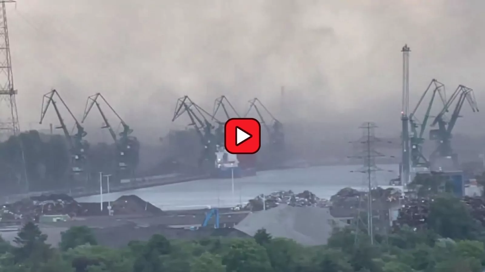Gwałtowny deszcz nad gdańskim portem uniósł pył węglowy [NAGRANIE] (FOTO: Łukasz Hamadyk/Facebook.com)