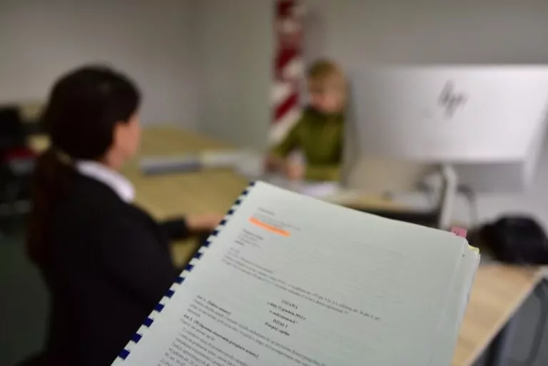 84 cudzoziemców sprzątało nielegalnie apartamenty w Gdańsku (FOTO: canva.com)