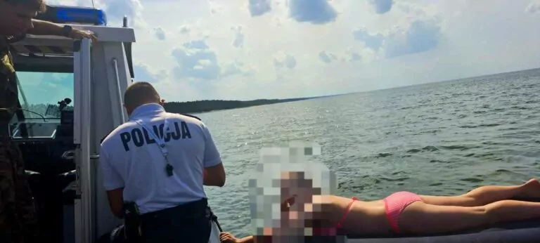 Śpiąca 33-latka na morzu. Policja ściągnęła ją z materacu (FOTO: Pomorska Policja)