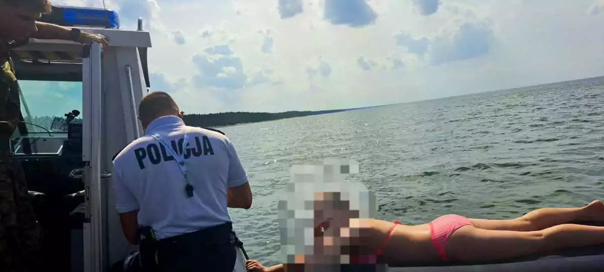 Śpiąca 33-latka na morzu. Policja ściągnęła ją z materacu (FOTO: Pomorska Policja)