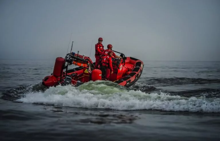 Zamieszanie na plaży w Sztutowie. Poszukiwana z synem jadła obiad (FOTO: KPP Nowy Dwór Gdański)