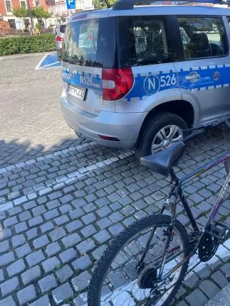25-latek "wysyłał" buziaki policjantom i... wjechał rowerem w słup (FOTO: KPP Kartuzy)