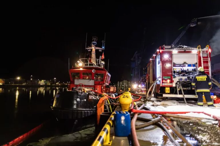 Groźny pożar hali w gdańskim porcie (FOTO: KGP PSP X)