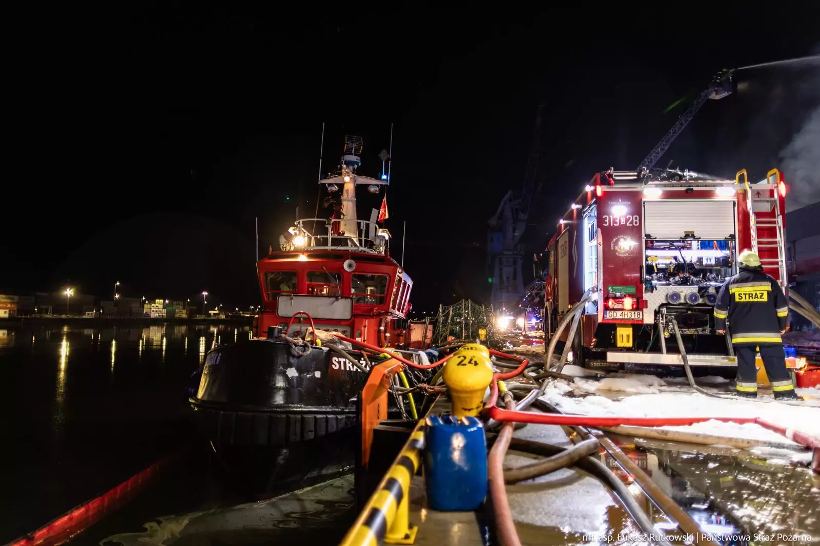 Groźny pożar hali w gdańskim porcie (FOTO: KGP PSP X)