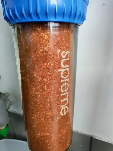 Brązowy osad w gdańskiej wodzie - na zdjęciu filtr po założeniu i 4 dniach pracy (FOTO: czytelnik Paweł/wbijamszpile.pl).