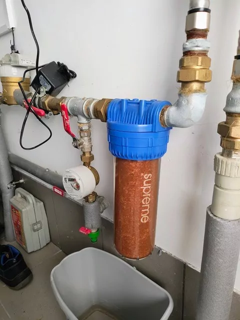 Brązowy osad w gdańskiej wodzie - na zdjęciu filtr po założeniu i 4 dniach pracy (FOTO: czytelnik Paweł/wbijamszpile.pl).