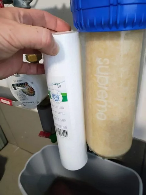 Brązowy osad w gdańskiej wodzie - na zdjęciu filtr przed założeniem (FOTO: czytelnik Paweł/wbijamszpile.pl).