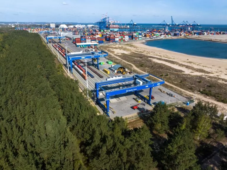 Baltic Hub zwiększa przepustowość. Uruchomiono nową suwnice (FOTO: canva.com)