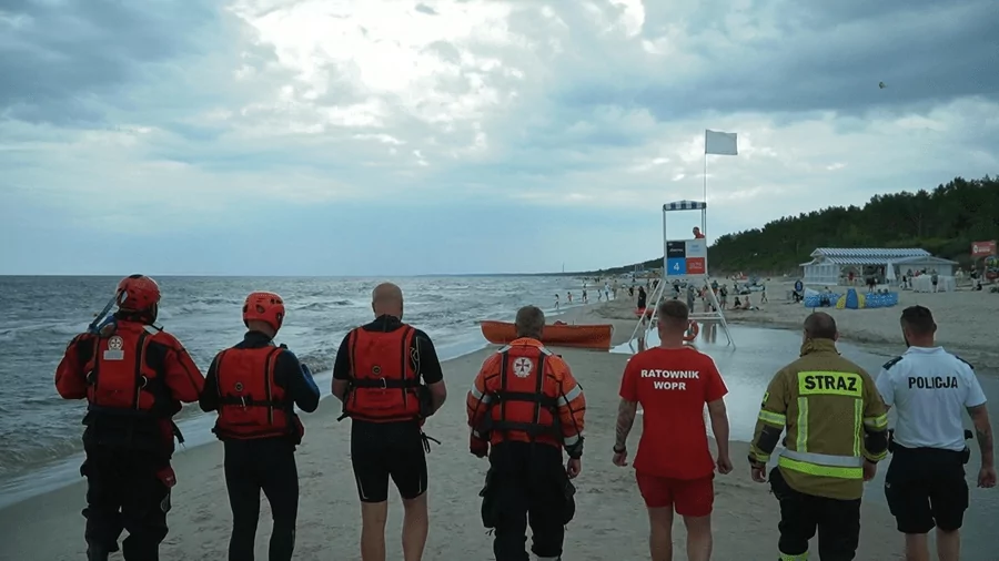 Zamieszanie na plaży w Sztutowie. Poszukiwana z synem jadła obiad (FOTO: KPP Nowy Dwór Gdański)