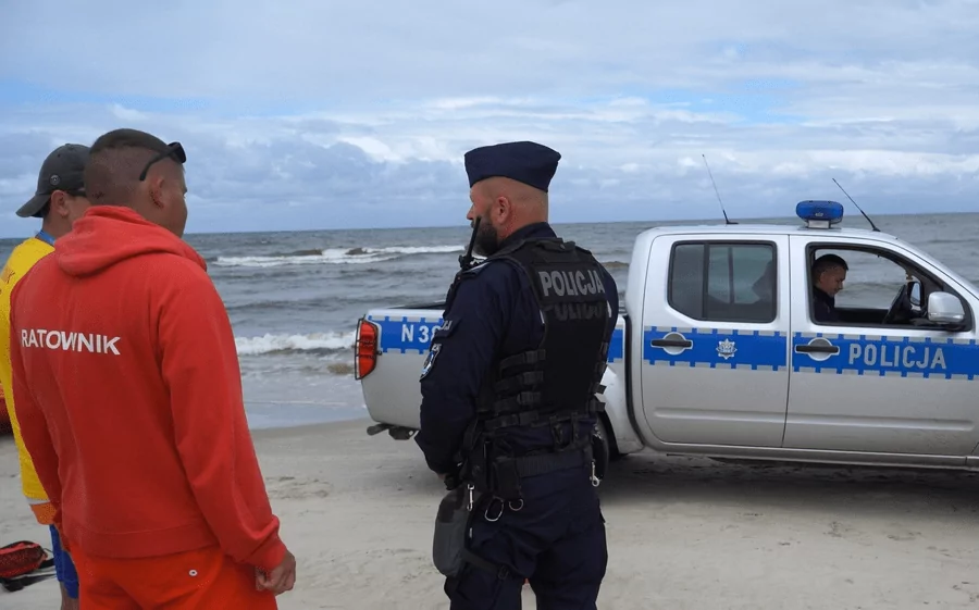 Zamieszanie na plaży w Sztutowie. Poszukiwana z synem jadła obiad (FOTO: KPP Nowy Dwór Gdański)