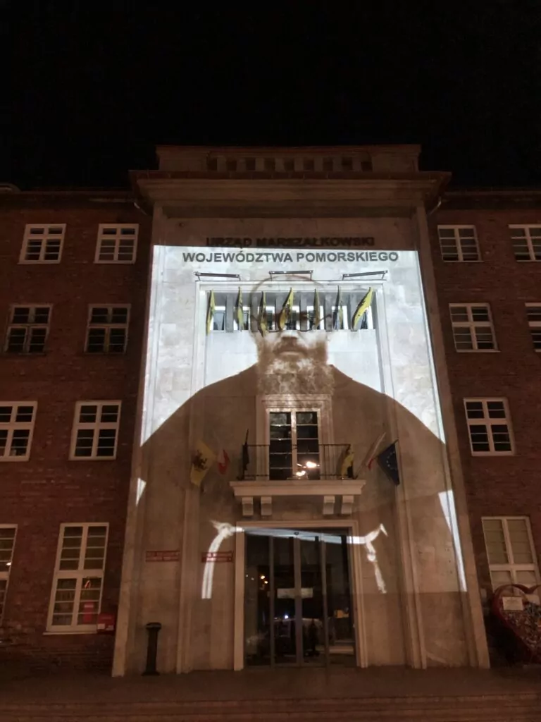 Bohaterowie na fasadach. Protest przeciwko skandalicznej uchwale (FOTO: Aleksander Jankowski)