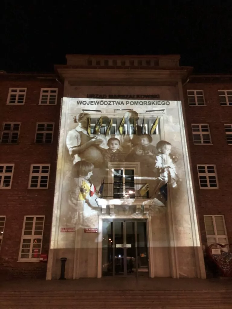 Bohaterowie na fasadach. Protest przeciwko skandalicznej uchwale (FOTO: Aleksander Jankowski)
