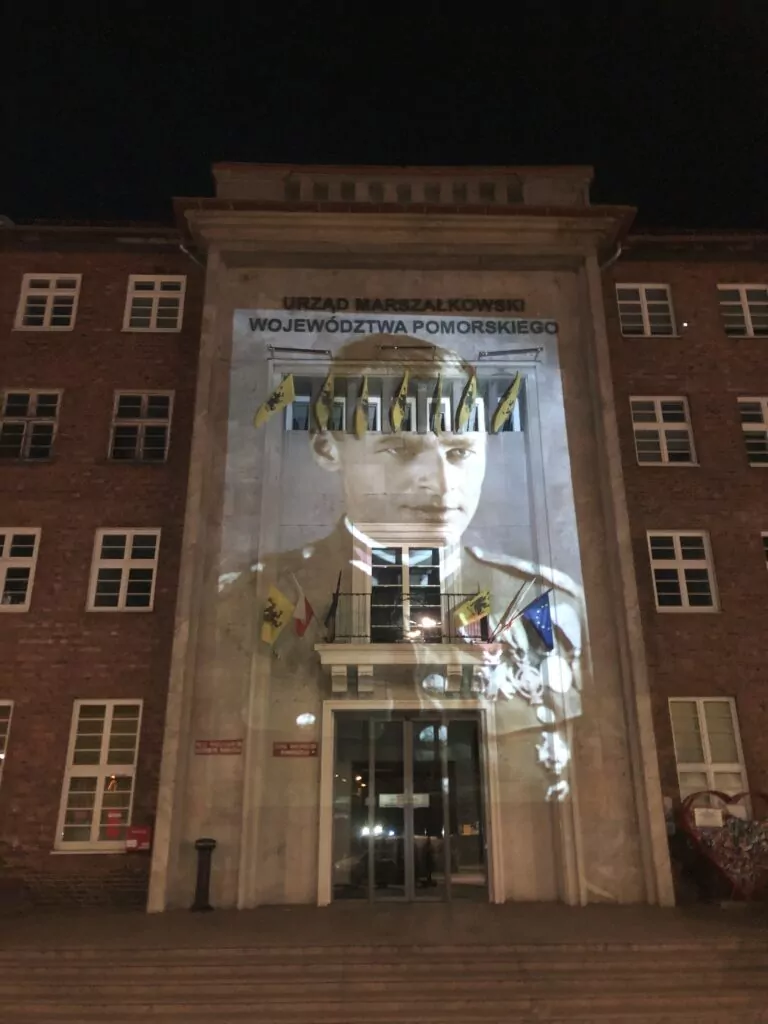 Bohaterowie na fasadach. Protest przeciwko skandalicznej uchwale (FOTO: Aleksander Jankowski)