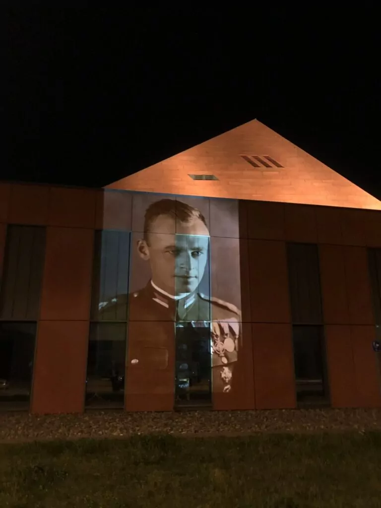Bohaterowie na fasadach. Protest przeciwko skandalicznej uchwale (FOTO: Aleksander Jankowski)