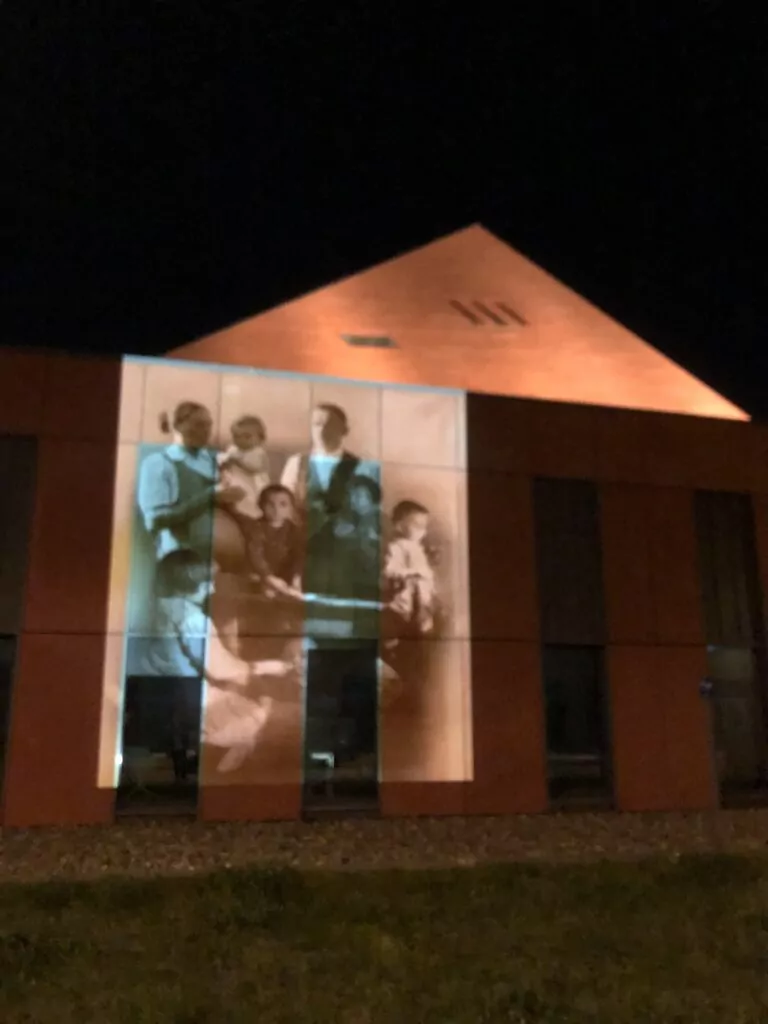 Bohaterowie na fasadach. Protest przeciwko skandalicznej uchwale (FOTO: Aleksander Jankowski)