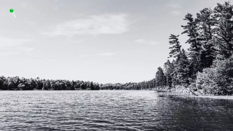 Odnaleziono ciało 16-latka w jeziorze Tuchomskim (FOTO: canva.com)